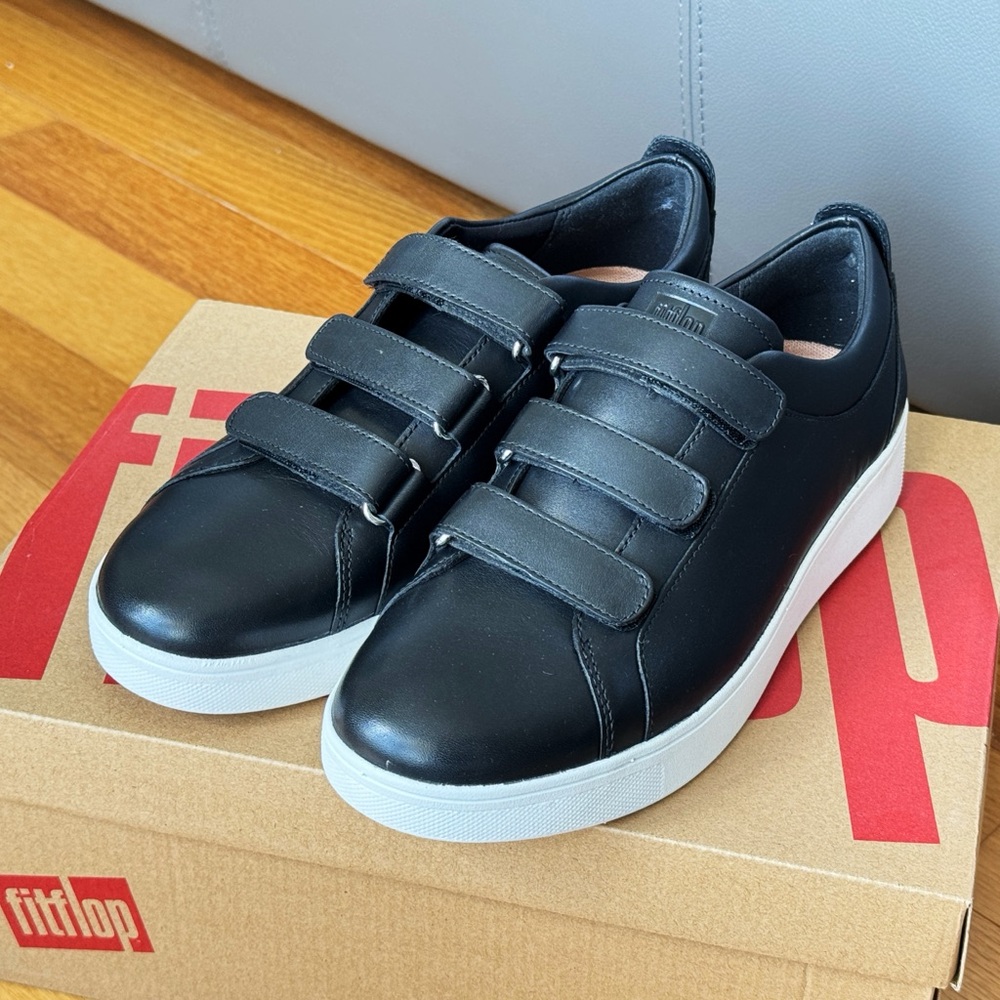 NWT FitFlop Black Strap Rally Leather Sneaker